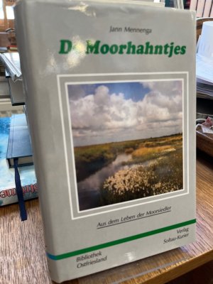 gebrauchtes Buch – Jann Mennenga – De Moorhahntjes. Geerd Vörloop un Klook Antje. Aus dem Leben der Moorsiedler. Unter Mitarbeit von Ursula Basse-Soltau. (= Bibliothek Ostfriesland Band 7).