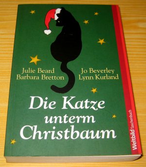 Die Katze unterm Christbaum