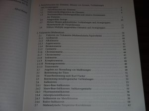 gebrauchtes Buch – Küster, Friedrich Wilhelm; Thiel, Alfred – Rechentafeln für die chemische Analytik - (102.Auflage)