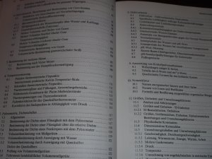 gebrauchtes Buch – Küster, Friedrich Wilhelm; Thiel, Alfred – Rechentafeln für die chemische Analytik - (102.Auflage)