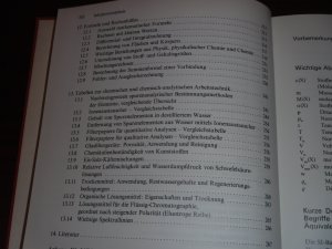 gebrauchtes Buch – Küster, Friedrich Wilhelm; Thiel, Alfred – Rechentafeln für die chemische Analytik - (102.Auflage)