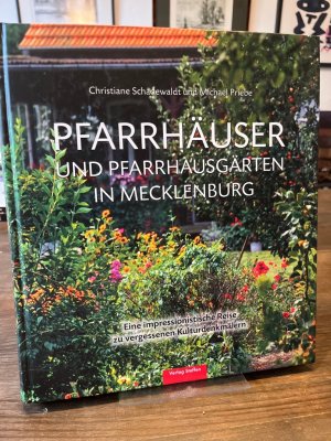 Pfarrhäuser und Pfarrhausgärten in Mecklenburg. Eine impressionistische Reise zu vergessenen Kulturdenkmälern. Texte von Christiane Schadewaldt. Fotos von Michael Priebe.