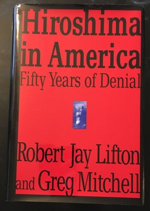 gebrauchtes Buch – Lifton, Robert Jay and Greg Mitchell – Hiroshima in America. Fifty Years of Denial