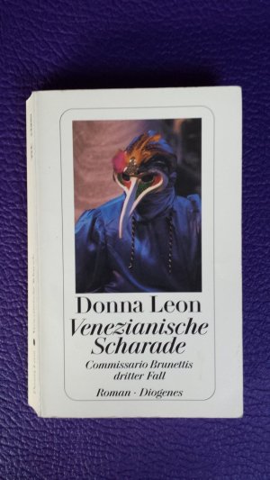 gebrauchtes Buch – Donna Leon – Venezianische Scharade - Commissario Brunettis dritter Fall