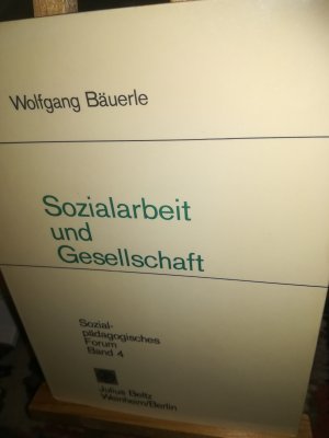 antiquarisches Buch – Bäuerle Wolfgang – Sozialarbeit und Gesellschaft, Sozialpädagogisches Forum Band 4