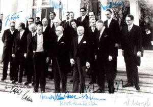 Zweites Kabinett Brandt (1972-1974): Pressefoto (17,5 x 12,5 cm) mit 13 eigenh. Namenszügen der Bundesminister: W. ARENDT (1925-2005), E. BAHR, K. von […]