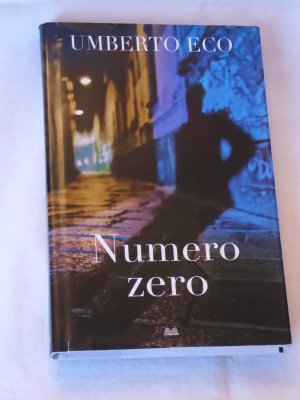 gebrauchtes Buch – Umberto Eco – Numero Zero ( Buch in ital.Sprache ). 2015 Bompiani. Erstausgabe , prima edizione. Hardcover.