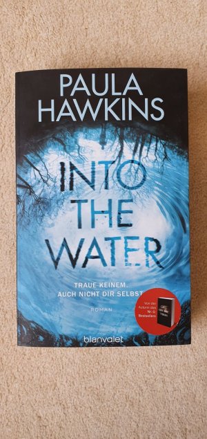 gebrauchtes Buch – Paula Hawkins – Into the Water - Traue keinem. Auch nicht dir selbst.