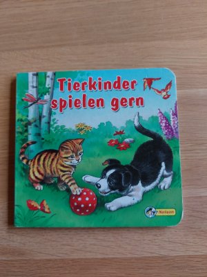 Tierkinder spielen gern.