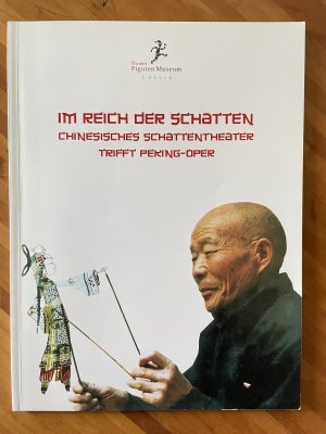 gebrauchtes Buch – Wagner, Martina; Simon – Im Reich der Schatten - Chinesisches Schattentheater trifft Peking-Oper - Unter der Schirmherrschaft der UNESCO - Theaterfiguren im Kolk Band 1