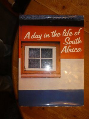 gebrauchtes Buch – Hall, Colin / Bob Thornley – A day in the life of south Africa,, With many fotos