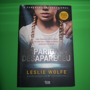 gebrauchtes Buch – Leslie Wolfe – A rapariga que desapareceu (Em Portugues de Portugal)