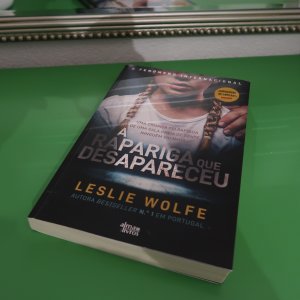 gebrauchtes Buch – Leslie Wolfe – A rapariga que desapareceu (Em Portugues de Portugal)