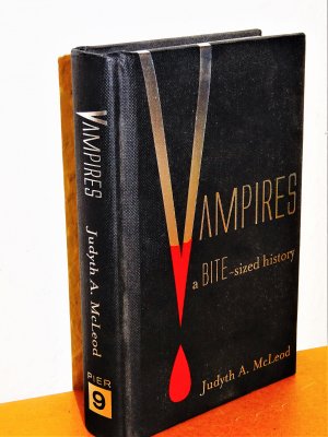 gebrauchtes Buch – Judyth McLeod – Vampires - a BITE-sized history