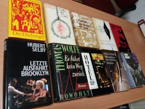 Prominente sozialkritische Klassiker der US-Amerikanischen Literatur des 20. Jahrhunderts. Konvolut von 10 schönen und in Leinen gebundenen Büchern: 1 […]