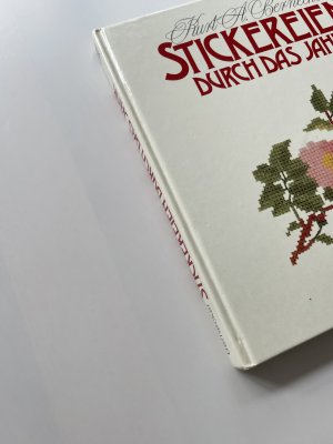 gebrauchtes Buch – Bernecker, Kurt A – Stickereien durch das Jahr