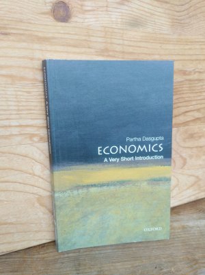 gebrauchtes Buch – Partha Dasgupta – Economics. A Very Short Introduction (Very Short Introductions)