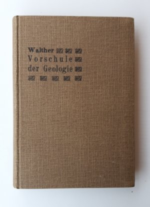 Vorschule der Geologie. Eine gemeinverständliche Einführung und Anleitung zu Beobachtungen in der Heimat. zweite ergänzte und verbesserte Auflage. Mit 105 Originalzeichnungen, 132 Übungsaufgaben und 8 Übersichtskarten