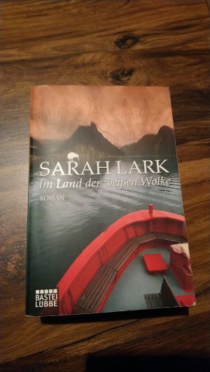 gebrauchtes Buch – Lark, Sarah – Im Land der weißen Wolke