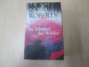 gebrauchtes Buch – Nora Roberts – Im Schatten der Wälder