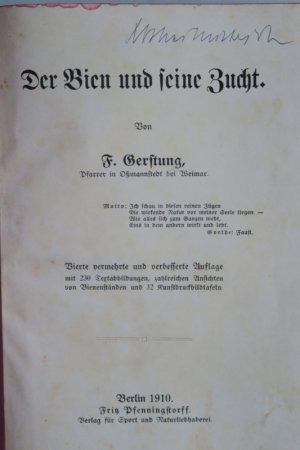 antiquarisches Buch – Gerstung, F. Der Bien und seine Zucht – Gerstung, F. Der Bien und seine Zucht. Vierte (4.) vermehrte und verbesserte Auflage. Berlin, Fritz Pfennigsdorf. Verlag für Sport und Naturliebhaberei, 1910. * Mit 230 Textabbildungen, zahlreichen Ansichten von Bienenständen und 32 Tafeln auf 16 Blatt. * VIII, 494 S., 1 Bl. Farbig illustrierter original Leineneinband mit Rotschnitt.