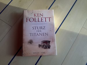 gebrauchtes Buch – Ken Follett – Sturz der Titanen - Die Jahrhundert-Saga. Roman