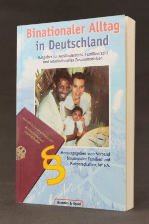 Binationaler Alltag in Deutschland. Ratgeber für Ausländerrecht, Familienrecht und interkulturelles Zusammenleben