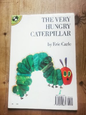 The very hungry caterpillar in Englisch (Deutscher Titel: Die kleine Raupe Nimmersatt )