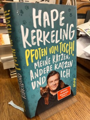 gebrauchtes Buch – Hape Kerkeling – Pfoten vom Tisch! Meine Katzen, andere Katzen und ich.