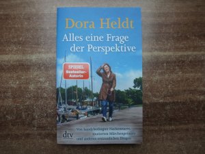 gebrauchtes Buch – Dora Heldt – Alles eine Frage der Perspektive - Von handybedingter Nackenstarre, mutierten Märchenprinzen und anderen erstaunlichen Dingen