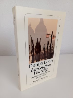 gebrauchtes Buch – Donna Leon – Endstation Venedig ~ Commissario Brunettis zweiter Fall ~ Roman