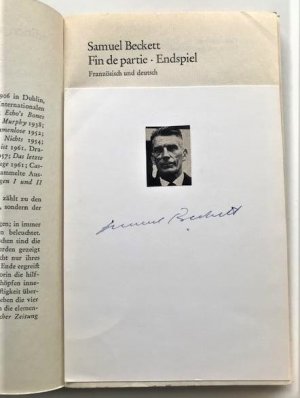 Karte mit montierter Porträtabbildung und handschriftl. Signatur "Samuel Beckett". Montiert auf Titelkblatt in: Samuel Beckett: Fin de partie. Endspiel […]