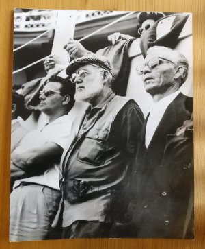 antiquarisches Buch – Ernest Hemingway (abgebildet) – RARITÄT !!! - Original Stamped Press Photo of Ernest Hemingway, Originales gestempeltes Pressefoto von Ernest Hemingway, Bayonne, 17. August 1959