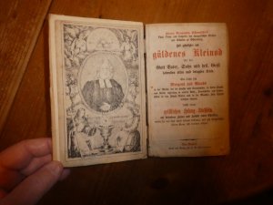 Gott geheiligtes und güldenes Kleinod für die Gott Vater, Sohn und Heil. Geist lobenden Leute, wie solche sich Morgens und Abends, in der Kirche, bei der Beichte und Communion, in ihrem Stande und Beruf, ingleichen in andern Noth-, Krankheits- und Todesfällen, in den Schutz Gottes und in die Wunden Jesu Christi befehlen können. Nebst einem geistlichen Gesang-Büchlein, auf besondere Zeiten und Zufälle eines Christen. Worinnen sie den Rest ihres Lebens bekrönen, und zur himmlischen Ehren-Krone sich bereiten mögen.