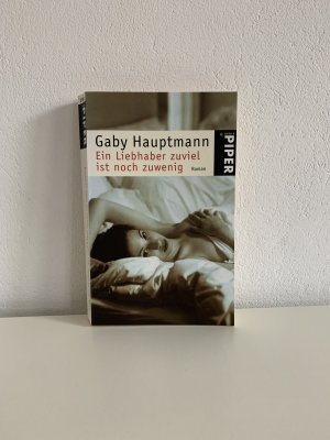 gebrauchtes Buch – Gaby Hauptmann – Ein Liebhaber zuviel ist noch zu wenig