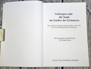 gebrauchtes Buch – Jürgen Kraus – Geborgen ruht die Stadt im Zauber des Erinnerns - Der Kaufbeurer Komponist Hermann Hutter 1848-1926 und sein autobiographisches Vermächtnis