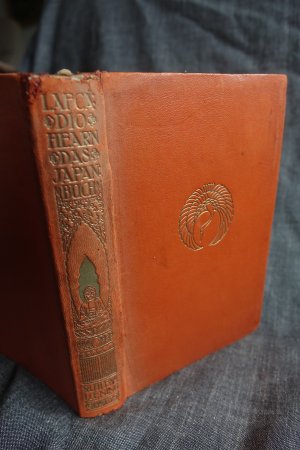 Das Japanbuch. Eine Auswahl aus Lafcadio Hearns Werken. Berechtigte Übertragung aus dem Englischen von Berta Franzos. Biographische Einleitung von Stefan […]