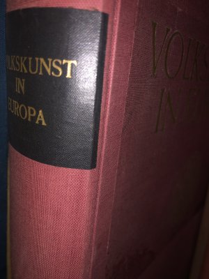 Volkskunst in Europa. Nahezu 2100 Beispiele unter besonderer Berücksichtigung der Ornamentik auf 132 Tafeln, darunter 100 in mehrfarbiger originalgetreuer […]