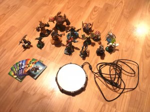 gebrauchtes Spiel – Skylanders-Figuren + Portal + Adventure-Karten