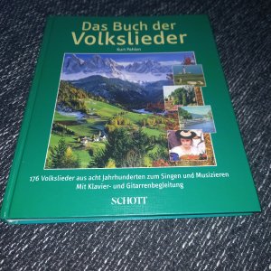 Das Buch der Volkslieder - 176 Volkslieder aus acht Jahrhunderten zum Singen und Musizieren. Gesang und Klavier (Gitarre, Akkordeon ad libitum). Liederbuch.