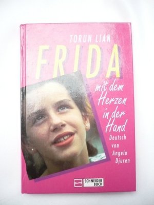 Frida mit dem Herzen in der Hand