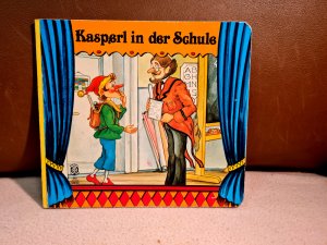 Kasperl in der Schule.