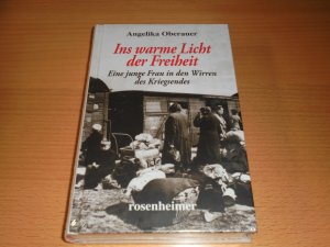 gebrauchtes Buch – Angelika Oberauer – Ins warme Licht der Freiheit - Eine junge Frau in den Wirren des Kriegendes - Noch in Originalfolie eingeschweißt