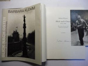 gebrauchtes Buch – Fotografie/Fotografen/Frauen/Osteuropa/Deutschland/Russland/Reisen/Reisebeschreibungen/Städtekunde/Soziologie/Geschichte/90er Jahre/Architektur/Autographen - Klemm *, Barbara und Andrzej Szczypiorski  – Barbara Klemm - BLICK NACH OSTEN 1970-1995. + AUTOGRAPH *.