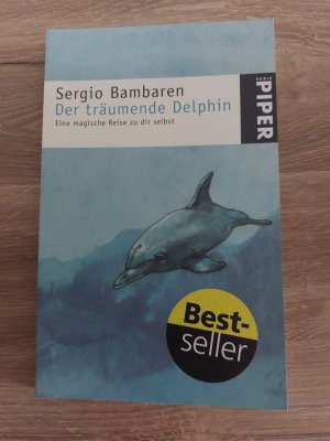 gebrauchtes Buch – Sergio Bambaren – Der träumende Delphin - Eine magische Reise zu dir selbst | Roman über den Sinn des Lebens und was im Leben wirklich zählt