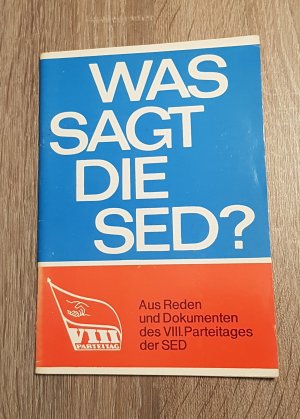 gebrauchtes Buch – Nationalrat der Nationalen Front des demokratischen Deutschland – Was sagt die SED Aus Reden und Dokumenten des VIII. Parteitages der SED