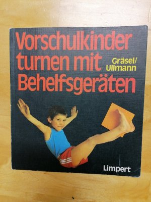 Vorschulkinder turnen mit Behelfsgeräten