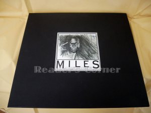 Miles. An illustrated Portrait by Herbert Joos. [ Miles Dewey Davis III. ] Vorwort von Michael Naura. Text Volker Kriegel. Vorzugs-/Sonderausgabe in Ganzleder […]