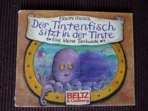 Der Tintenfisch sitzt in der Tinte