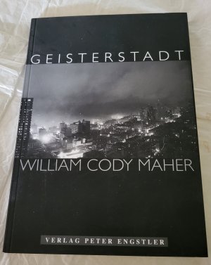 Geisterstadt. Dialoge und Monologe. - von Cody Mahler SIGNIERT Aus dem Amerikanischen con Carl Weissner und Walter Hartmann. Mit einem Nachwort von Carl […]